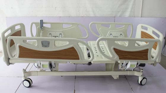 La fonction multi de luxe a désactivé le lit électrique soignant patient de soins à domicile avec la commode automatique YC-E5638K