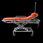 Transfert d'urgence du patient à l'hôpital en tramway ambulance brancard pliant