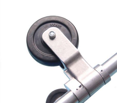 Le dossier est réglable sur une civière pliable, les pieds et les roues de support.