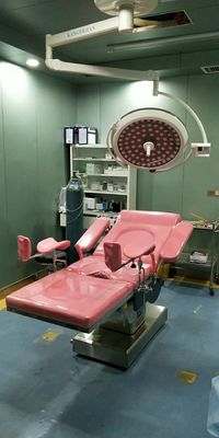 1980MM Tableau gynécologique électrique multifonctionnel de lit d'examen de la livraison obstétrique de 90 degrés avec la roulette