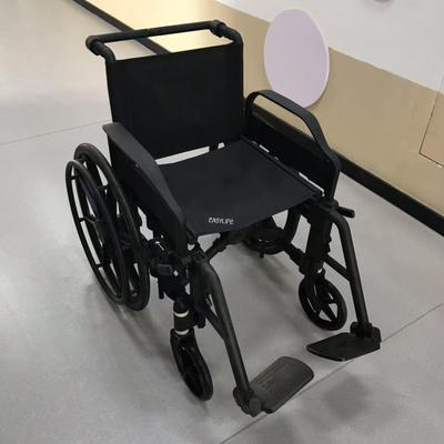Chaise roulante non magnétique adaptée à une utilisation sûre dans les salles d'examen par IRM
