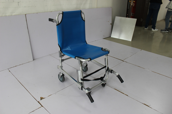 Un bon prix. 90CM 2 fois le fauteuil roulant convertible avec à l'alliage d'aluminium d'ambulance d'hôpital de civière en ligne